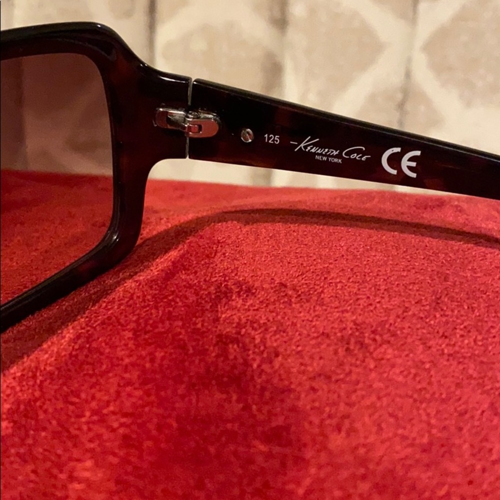 Black Square Frame Sunglasses - Picture 5 of 7